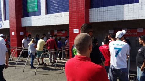 Torcedores fazem fila para comprar ingressos para o Paraná Clube X