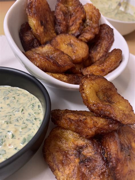 Bananes Plantains Frites Alloco Et Son Poulet Frit La Po Le Les