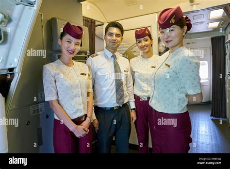 Qatar crew uniform hi-res stock photography and images - Alamy