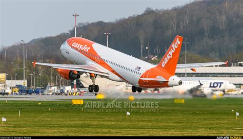 Oe Inp Easyjet Europe Airbus A At Krak W John Paul Ii Intl