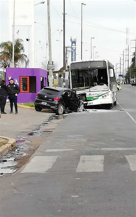 Terrible Choque Entre Un Auto Una Moto Y Un Micro Del Moqsa En Carlos