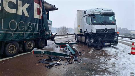 Mega Stau Auf A9 Zwei Laster Krachen Bei Leipzig Ineinander Antenne