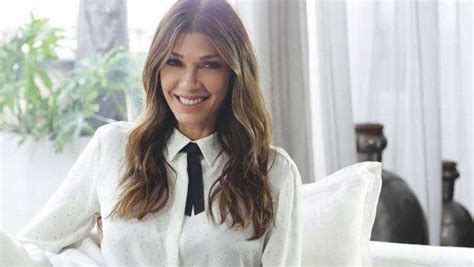 Catherine Fulop enciende las redes sociales con infartante selfie en bikini a sus 51 años