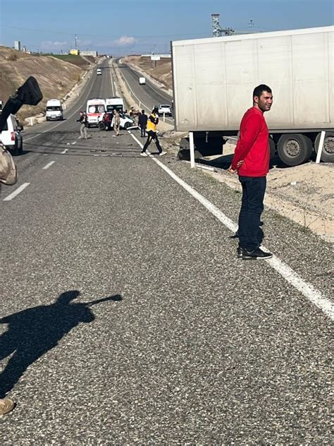 TIR ile otomobil kafa kafaya çarpıştı 2 ölü 1 ağır yaralı