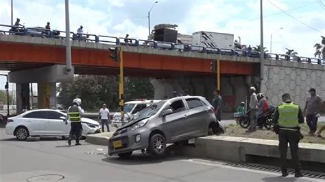 Accidente De Autos En Vía Cali Jamundí Deja A 6 Personas Heridas