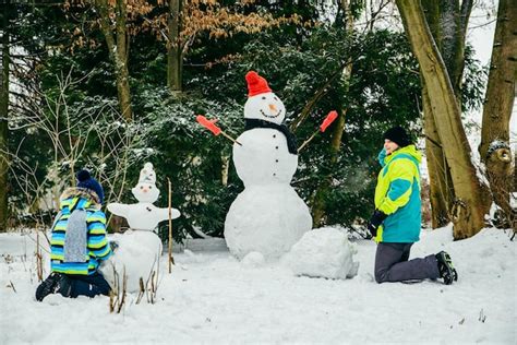 Menino Bonitinho Fazendo Boneco De Neve Rolando Grande Bola De Neve