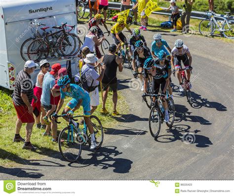 Groep Fietsers Op Col Du Grand Colombier Ronde Van Frankrijk