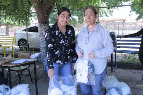 entrega de uniformes y útiles escolares 2 Línea Directa