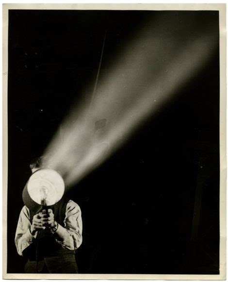 Sous Le Feu Du Projecteur Photographie De Guerre De 1943 Photo Memory