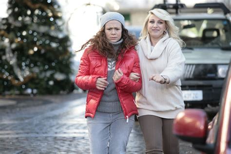 Katia Follesa E Valeria Graci In Una Scena Della Commedia Vacanze Di