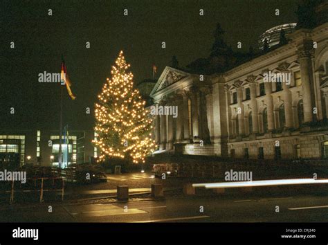 Berlin, Christmas tree in front of the Reichstag Stock Photo - Alamy