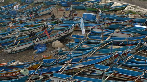 Foto Gunakan Pukat Harimau Kapal Nelayan Dibakar Warga