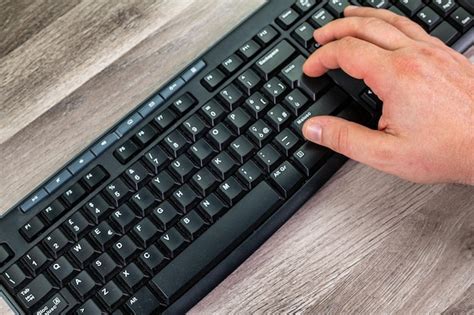 Las Manos De Un Hombre Escribiendo En El Teclado De La PC Foto Premium