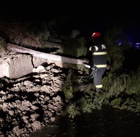 Alunecare De Teren Pe Drumul Na Ional T Rgu Jiu Horezu Trafic Blocat