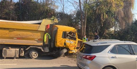 Cami N Arrasa Con Veh Culos En Pe Alol N Accidente Deja Personas