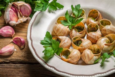 Les Escargots Ont Fait En Beurre D Ail Et Ont Servi Cuire Au Four Avec