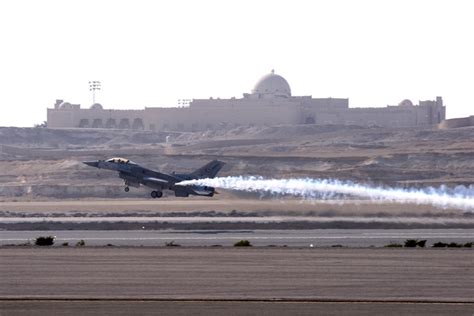 بالصور عروض الطيران الجوية للفرق المشاركة في معرض البحرين الدولي