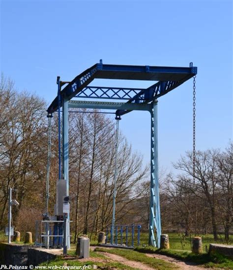 Pont Levis sur le canal nivernais un remarquable ouvrage Nièvre Passion