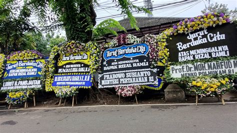 Puluhan Karangan Bunga Banjiri Rumah Duka Rizal Ramli Hari Ini