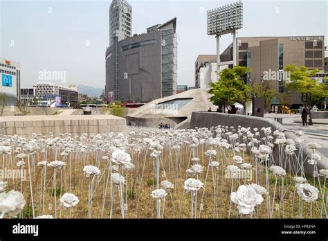 LED Rose Garden, buildings and people next to the Dongdaemun Design ...