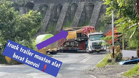 Rombongan Truck Trailer Muatan Alat Berat Melintas Di Sitinjau Lauik