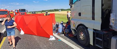 Poważny wypadek na autostradzie A2 Trzy osoby były uwięzione we