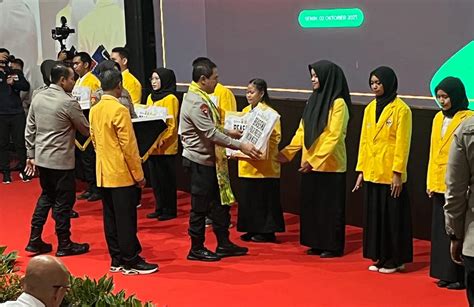 Serahkan 110 Beasiswa Kepada Mahasiswa ULM Wakapolri Ini Buka Pintu