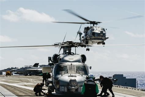 Previo A Su Arribo A Aguas Argentinas El Ala A Rea Del Portaaviones