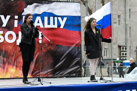 Nadia Tolokonnikova And Masha Alekhina Pussy Riot On The Peace March