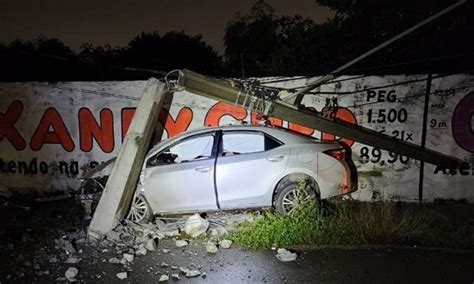 Carro colide em poste e deixa feridos em avenida da capital O que é