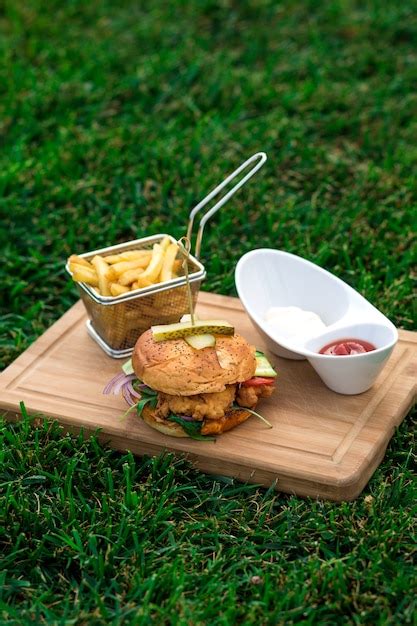 Burger Au Poulet Servi Avec Panier De Frites Bol De Mayonnaise Et