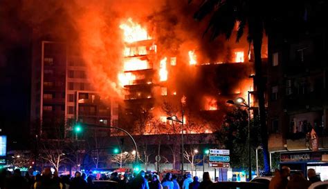 En imágenes Feroz incendio consume por completo un edificio de 14