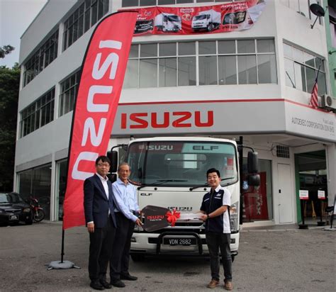 New Isuzu Dealer In Kl Delivers First Truck Bigwheels My