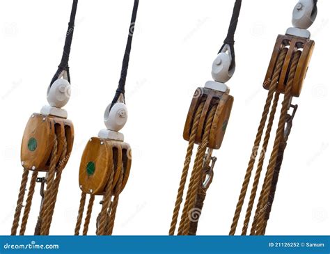 Aparejos Y Cuerdas Marinas De Madera Del Barco De Vela Foto De Archivo