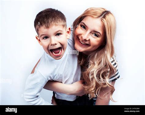 Jeune Mère Blonde Moderne Avec Son Mignon Ensemble Famille Souriante Se Posant Gai Sur Fond