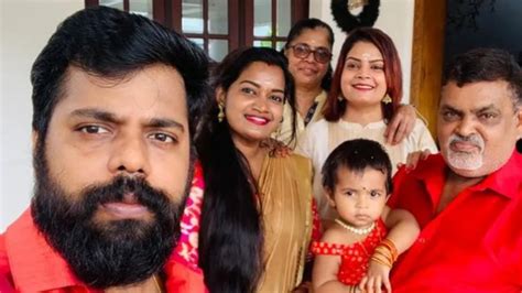 subi suresh family photo husband  boyfriend photo son mother