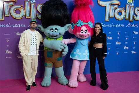 Lena Meyer Landrut Im Bauchfrei Look Mit Mark Forster Bei Trolls Premiere