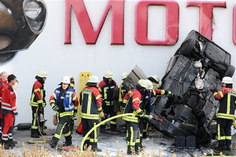 Spektakul Rer Unfall In B Blingen Auto Kracht In Motorworld Au Enwand