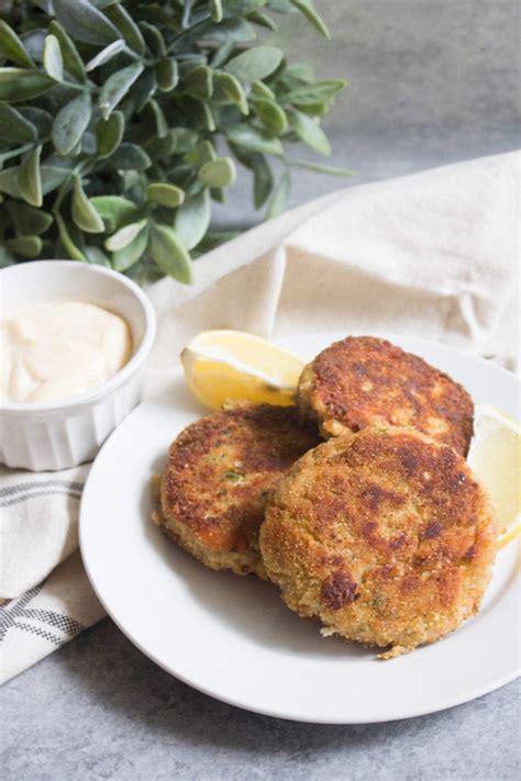 Easy Tuna Cakes With Lemon Garlic Aioli