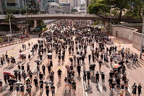 組圖2：遮打集會後 民眾自發向金鐘遊行 中環集會 反送中 大紀元 Hong Kong Kong Hong