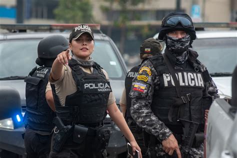 ECUADOR Estalla Caos En Calles Hombres Armados Ocupan Canal