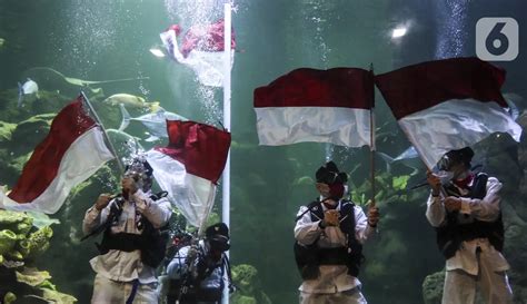 Foto Gladi Resik Pengibaran Bendera Dalam Akuarium Sea World Ancol