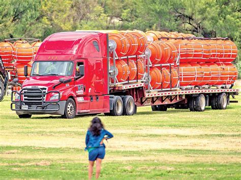 Texas Inicia Muro Flotante En El R O Bravo Entre Eagle Pass Y Piedras