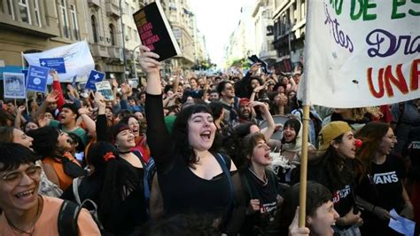 Argentina Estudiantes Protestan Contra Ajuste Del Gobierno De Javier