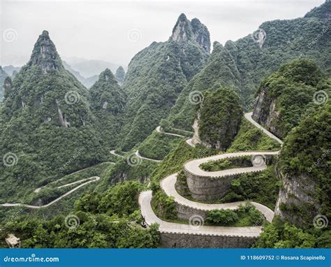 Uma Vista Das Curvas Perigosas Na Estrada Montanha De Tianmen A