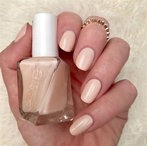 RT @essie: a nude gel couture mani is always on point @sundancegirl