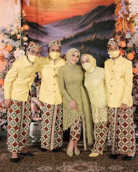 9 Referensi Kebaya Seragam Keluarga Untuk Acara Adat Pernika