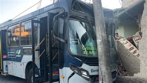 Ônibus sem freio bate em poste e derruba muro de casa no bairro