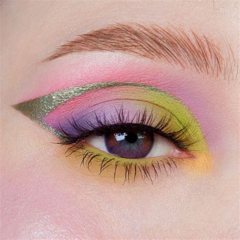 47 Cute Makeup Looks To Recreate Pastel Dream Metallic Graphic Liner