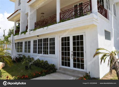 Beautiful Home Haiti – Stock Editorial Photo © headlinephotos #405298946